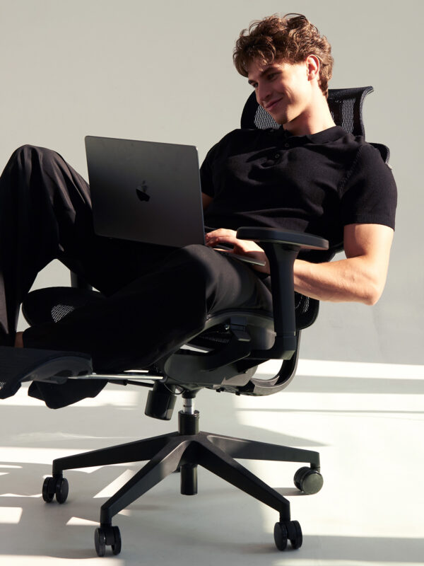 Sedia Ufficio Ergonomica In Rete Con Poggiapiedi Estraibile – Gaming E Lavoro – Nero