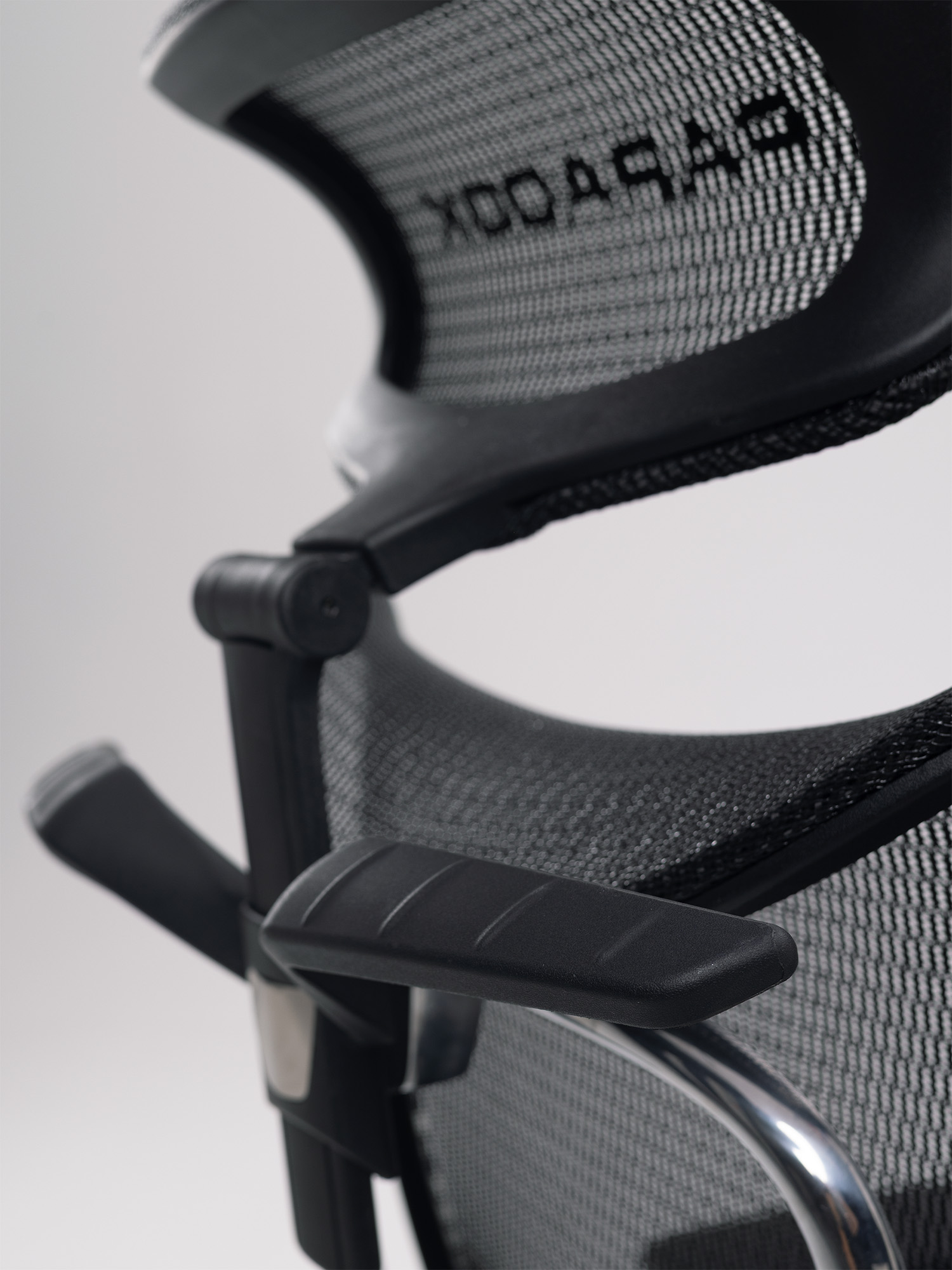 Paradox Ergo Milano Pro Black — detail of 4D armrest padding and adjustment