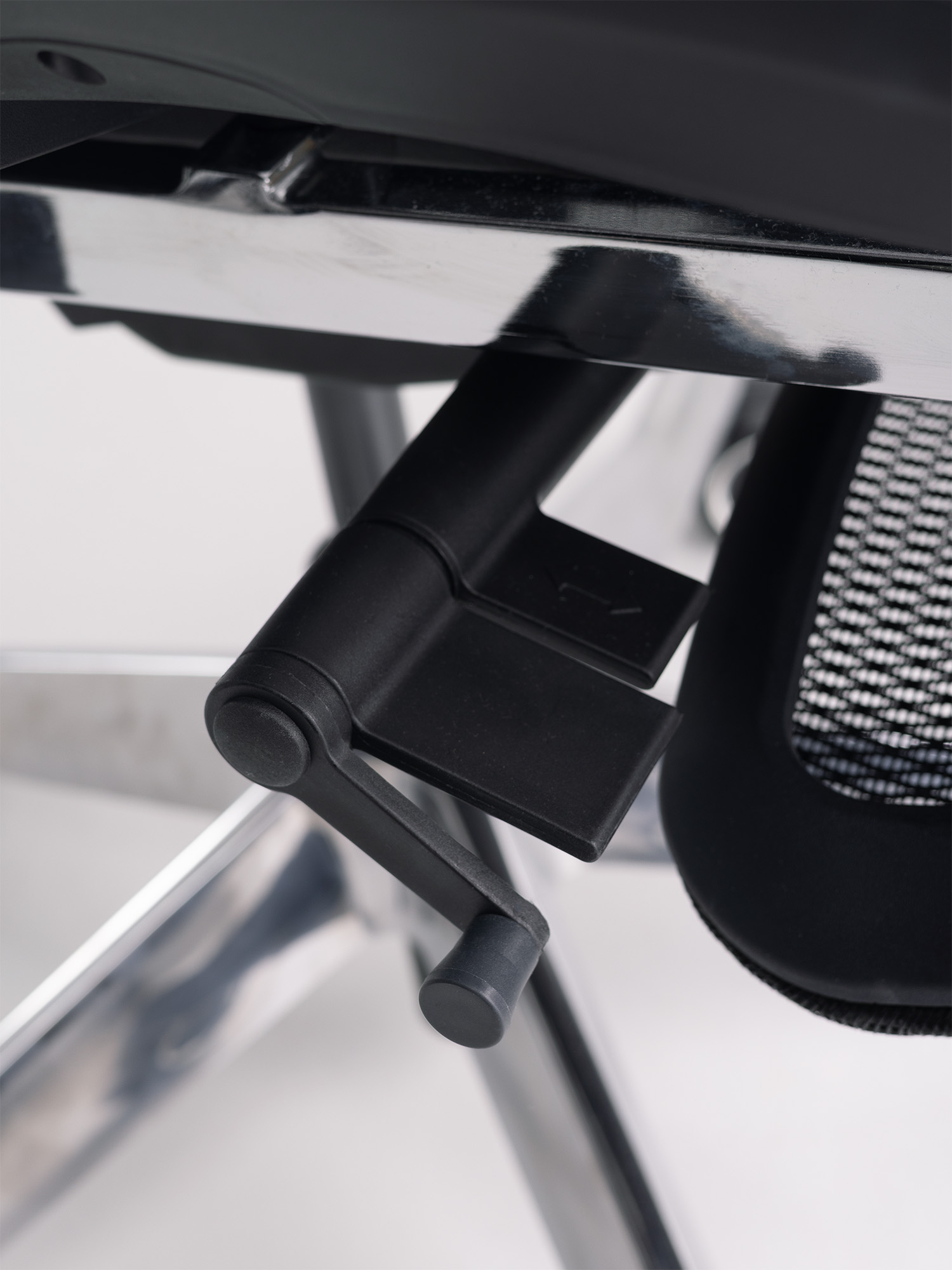 Paradox Ergo Milano Pro Black — aluminium base and dual caster wheels detail