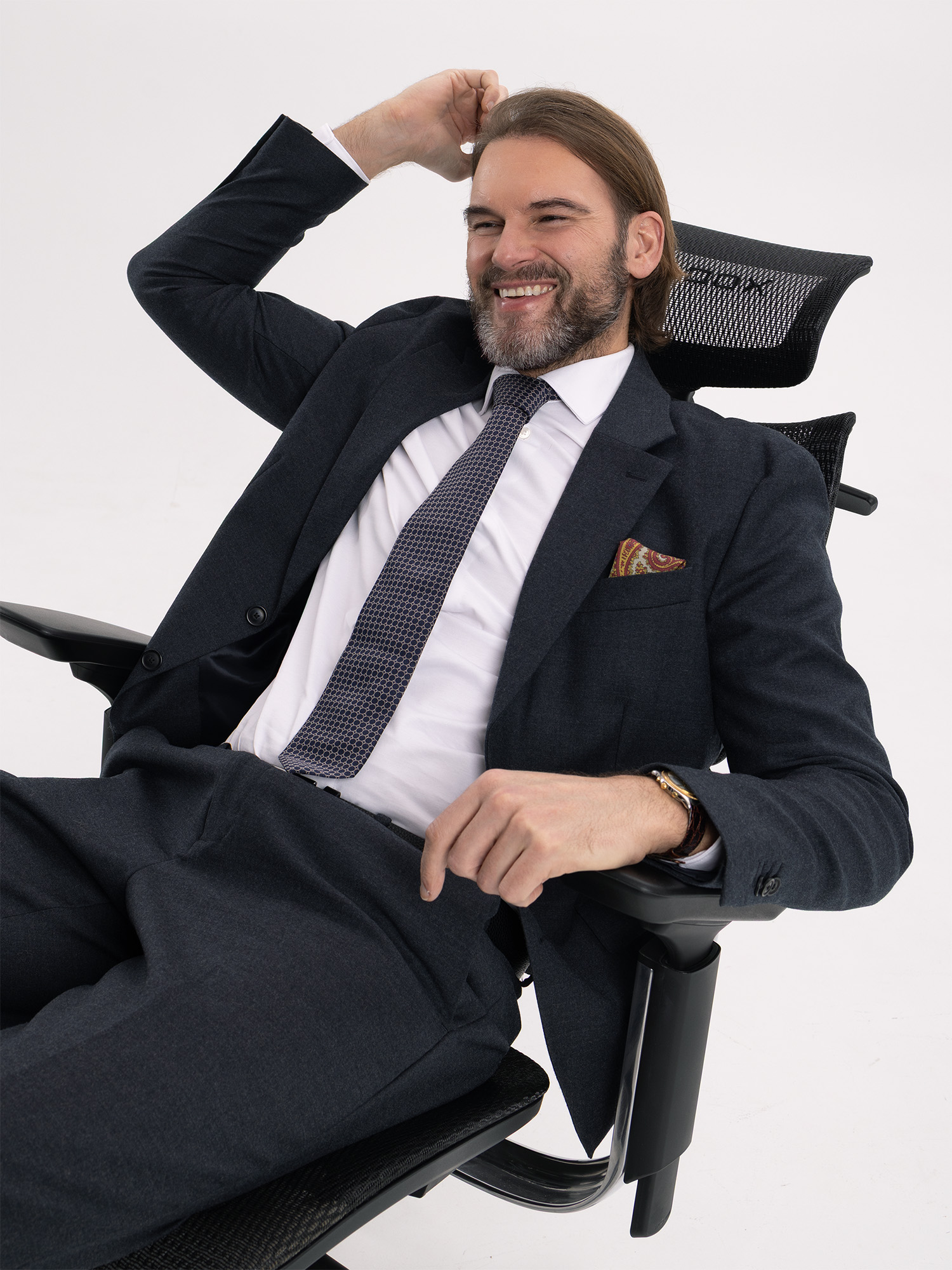 Man in Paradox Ergo Milano Pro Black — demonstrating full adjustability range