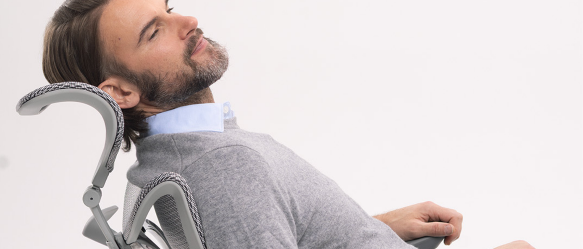 Man using Paradox Ergo Milano Pro Grey — proper desk alignment and armrest height